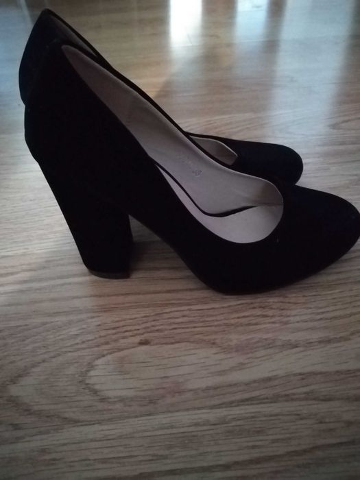 Vând pantofi cu toc marimea 35
