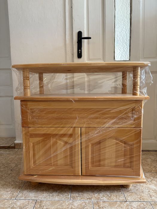 Шкаф от естествено дърво за телевизор