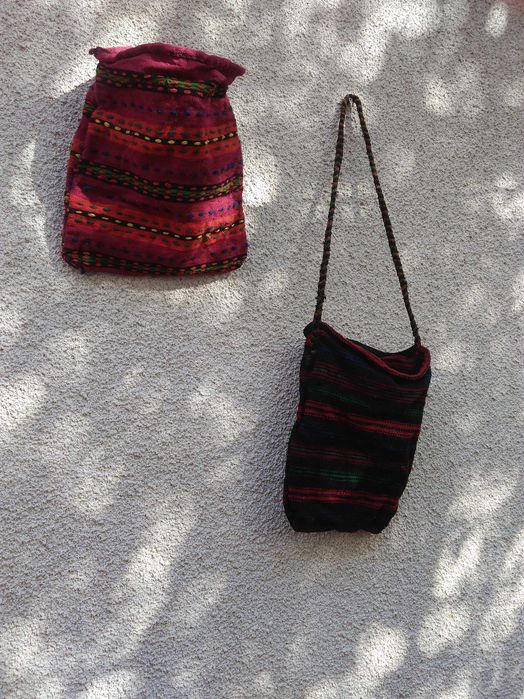 Автентични  фолклорни вещи: торбички, люлка/цедилка и черга/пътека