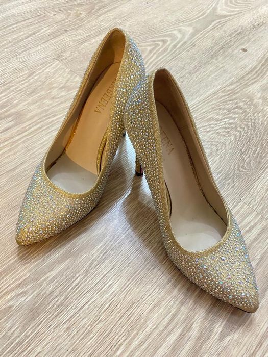 Золотые каблуки со стразами