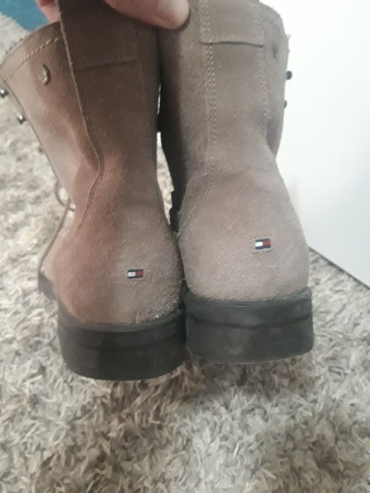 Ghete Tommy Hilfinger mărimea 40.