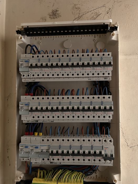 Electrician cu experiența