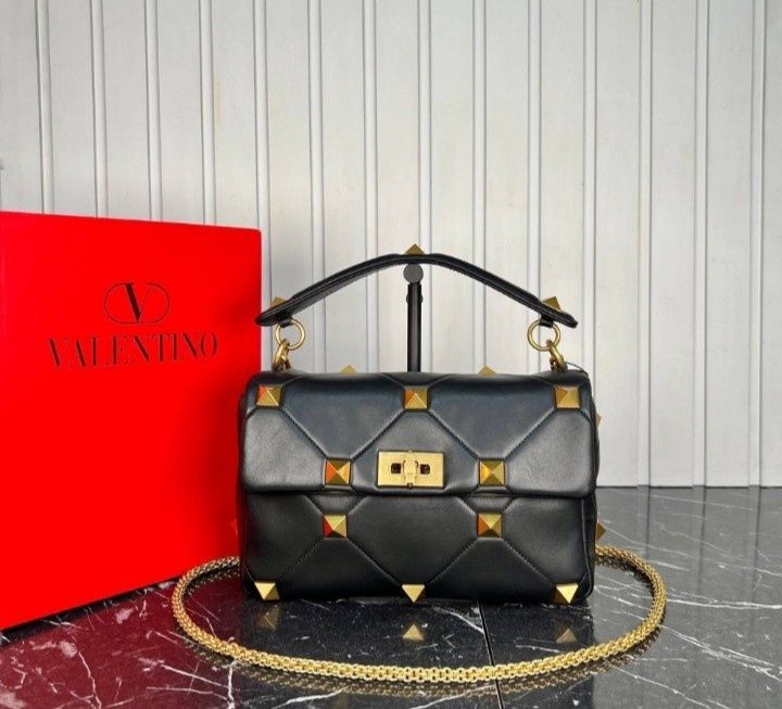 Geanta damă accesorii metalice aurii, saculet, etichetă