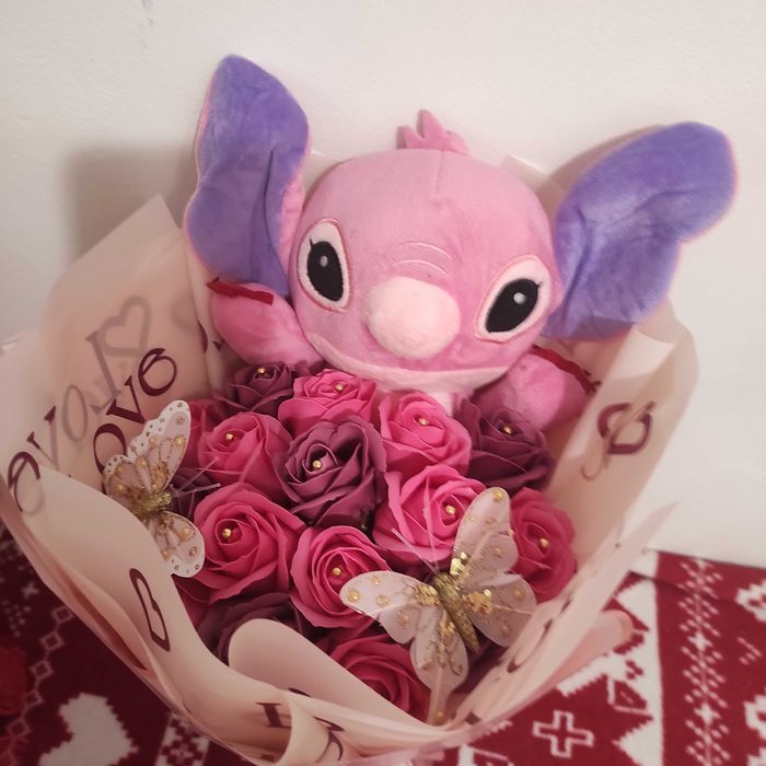 Buchete cu trandafiri de săpun parfumați și Stitch preț de la 150 lei
