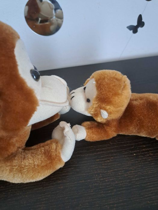 Плюшена играчка маймунка с малкото си бебенце