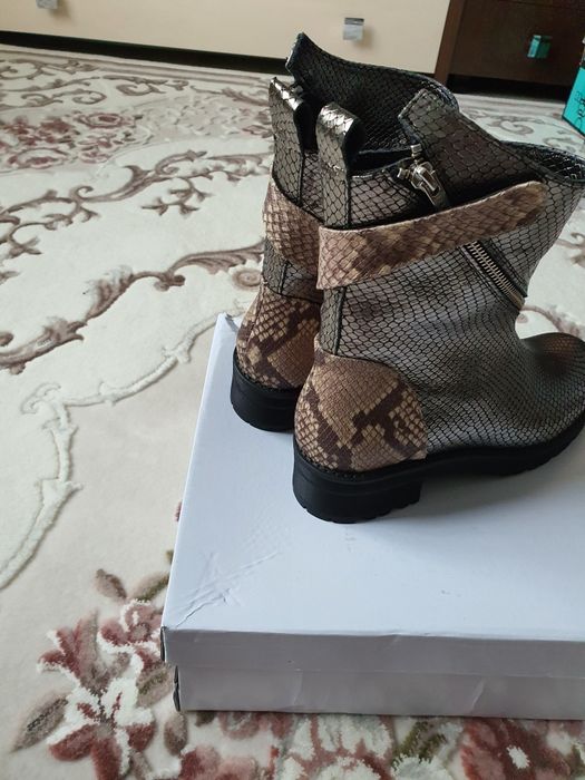 Ghete brand italian,argintii, piele naturala stampata si piele snake;