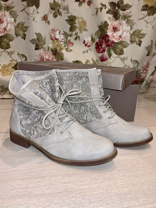 Дамски сиви боти с дантелен акцент / Сиви ботуши