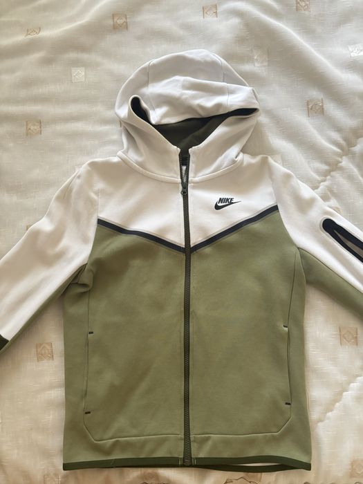 Продавам оригинален nike tech