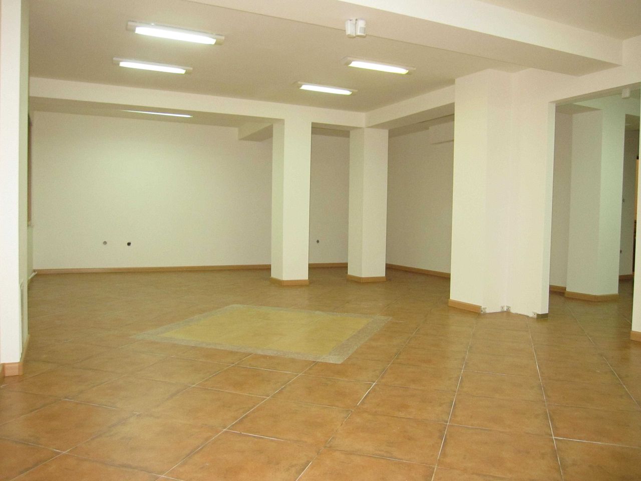 Дава се под наем Магазин в Варна, Левски - 140 кв.м за 612 € - Снимка #3
