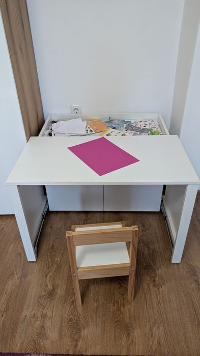 Бюро с контейнер за съхранение