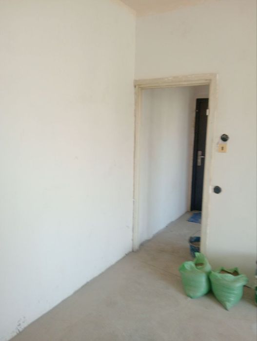 Кора камиш 2/4 да 1 хона уй сотилади