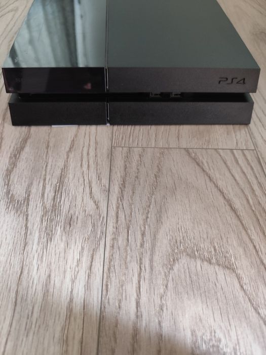 PS4 in stare buna + controler și GOD OF WAR