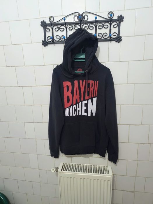 Hanorac marca  FC Bayern Munchen mărime S culoare neagra