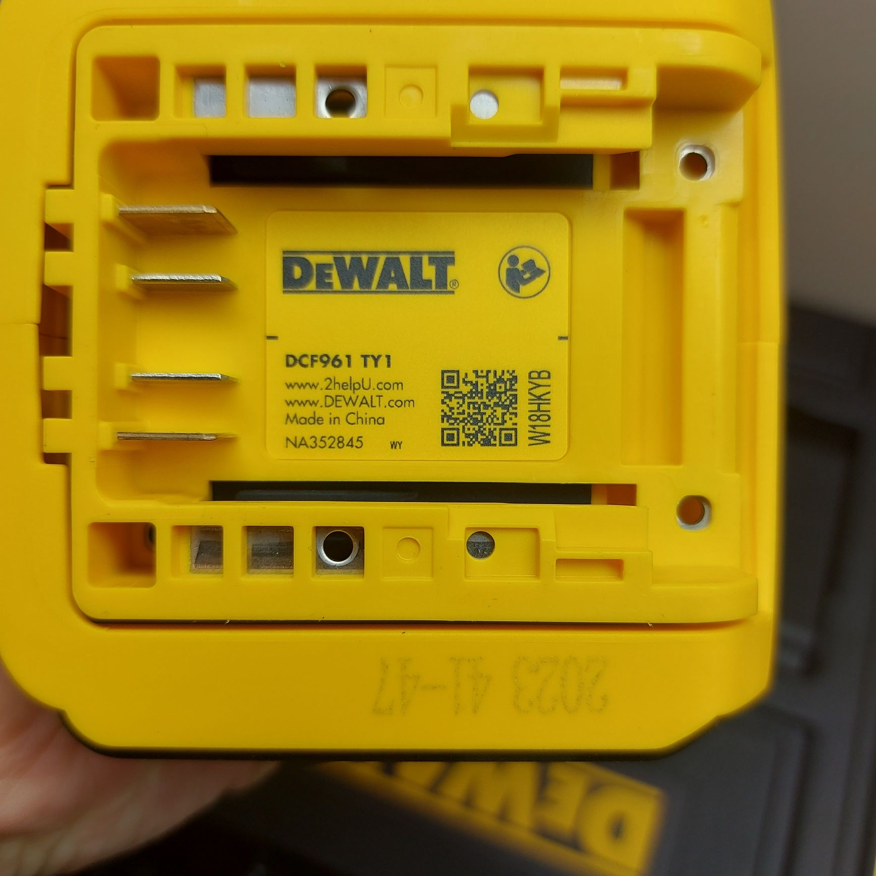 ПРОМОЦИЯ.Акумулаторен гайковерт Dewalt DCF961NT