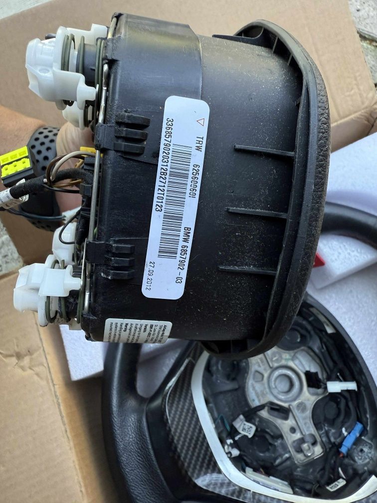 Продавам отличен волан с Airbag за BMW f30