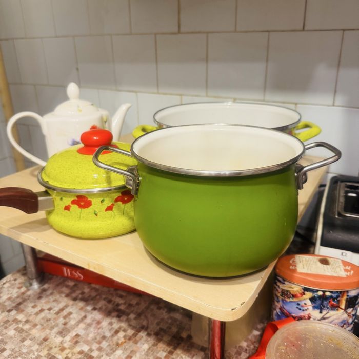 Кастрюли, крышки,