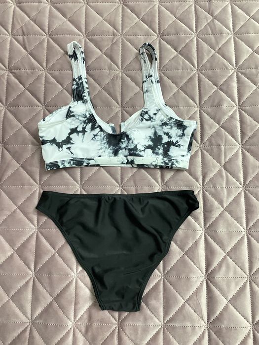 Costum de baie de dama alb și negru