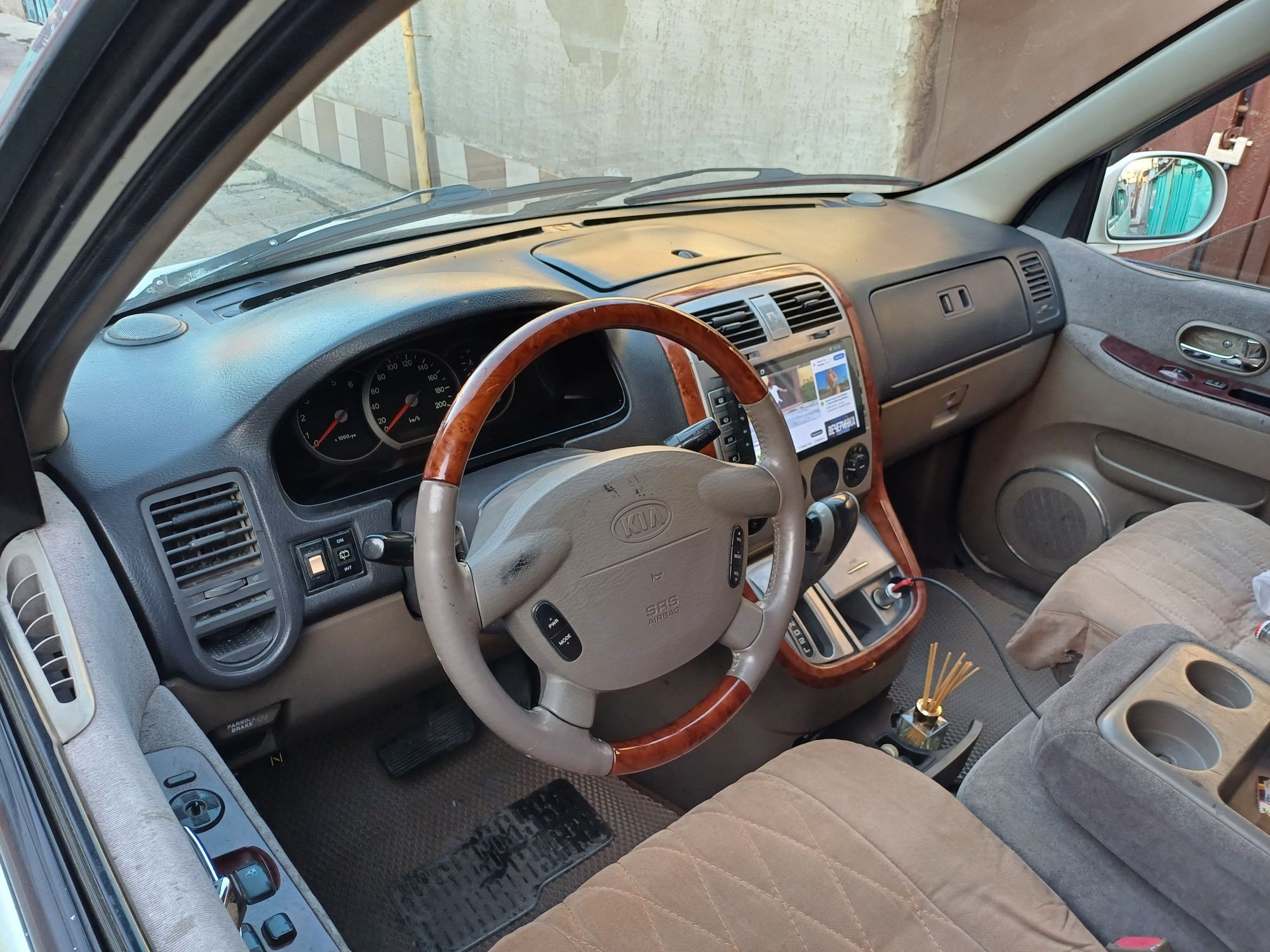 Kia carnival 2001г автомат