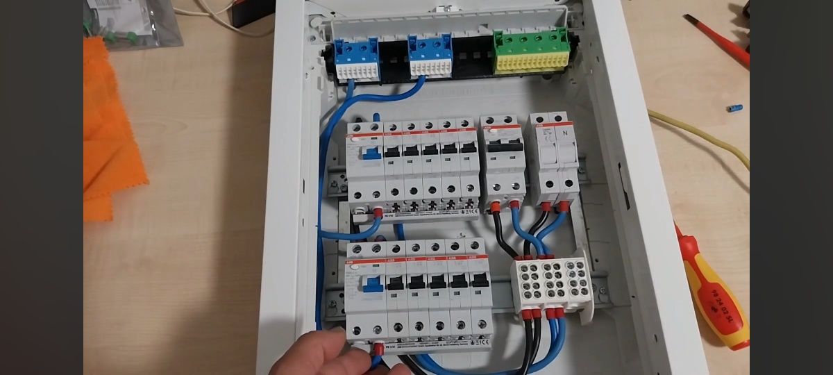 Electrician calificat