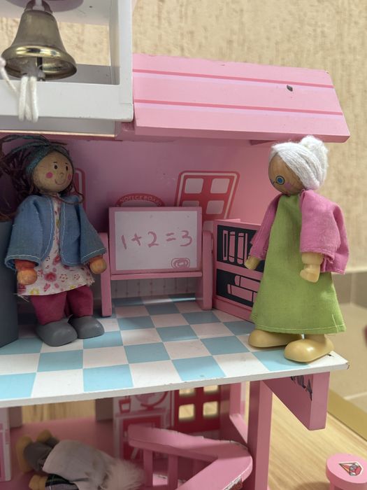 Casuta din lemn cu multe accesorii