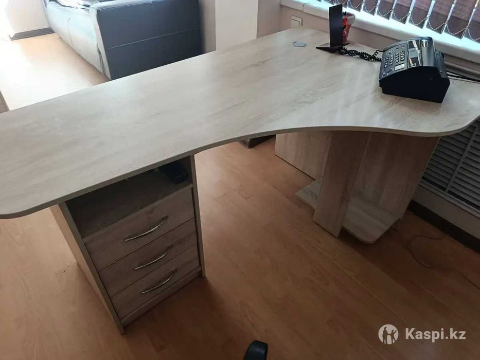 Офисный стол однотумбовый угловой