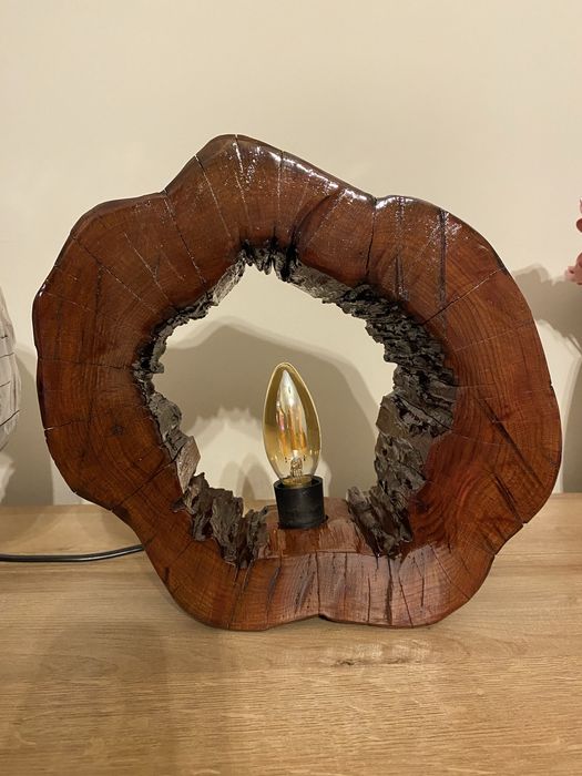 Lampa din lemn lucrata manual