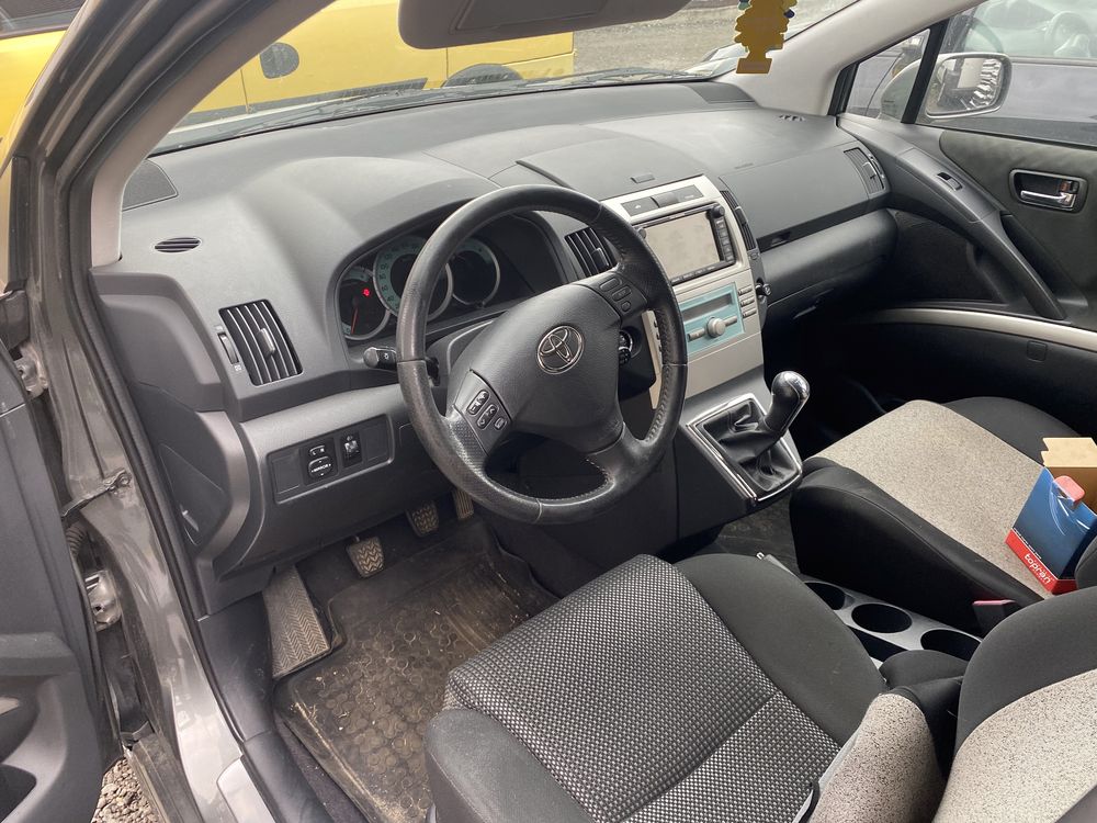 Dezmembrez Toyota corola verso2.0 116cp sau 2.2 D-CAT 177 cp