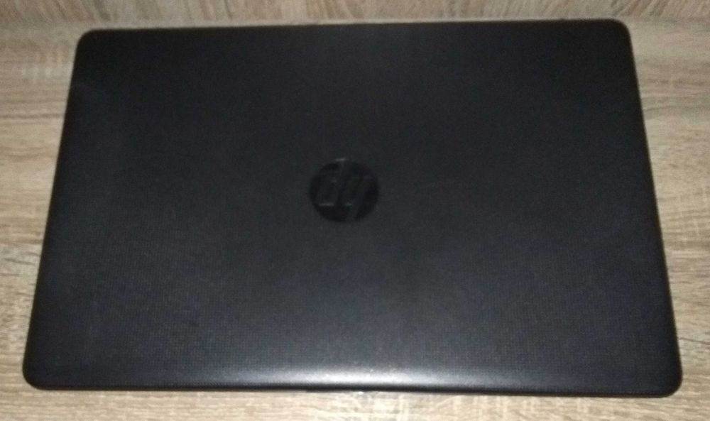 ноутбук HP с сумкой и мышкой