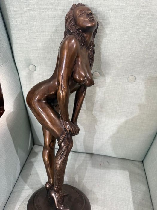 Statuetă din bronz masiv – femeie, piesă de colecție semnată