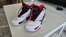 Nike Air Jordan max aura 4