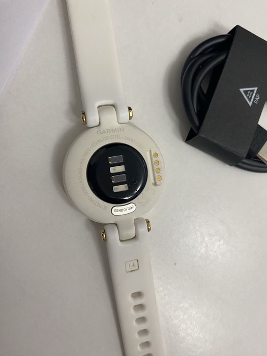 Продам смартчасы Garmin Lily