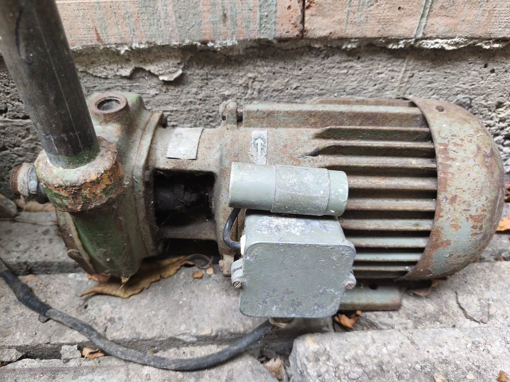 Градинска водна помпа Елпром Троян 1100 w