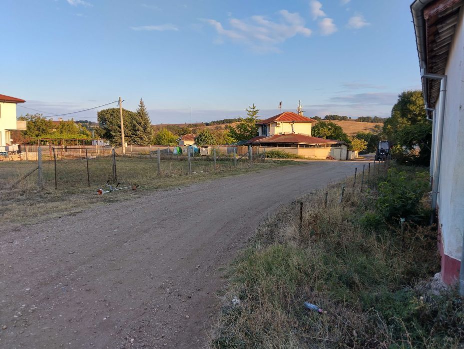 Продавам уреголиран поземлен имот