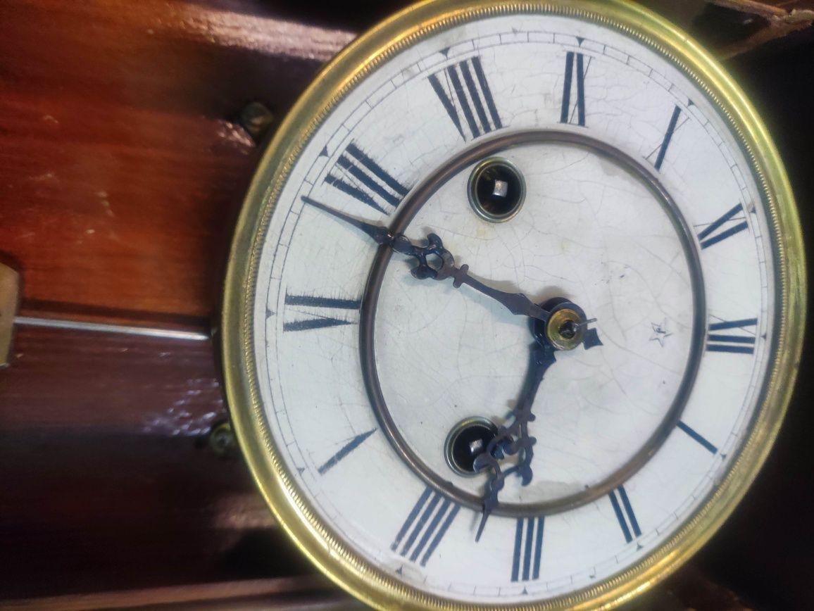 Продавам стенен часовник JUNGHANS с махало