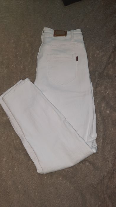 Продам белые джинсы