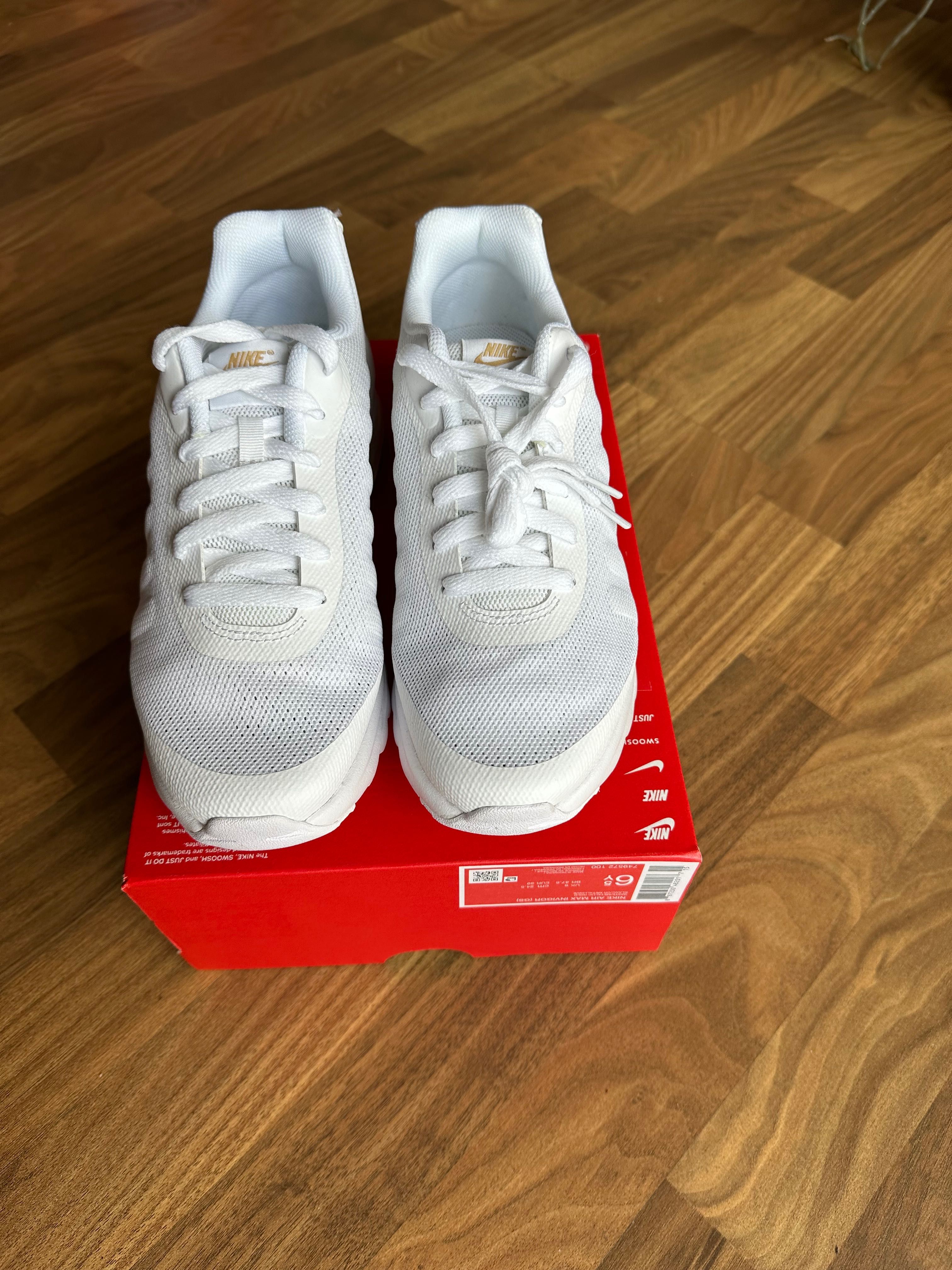 Дамски снейкъри Nike Air Max Invigor