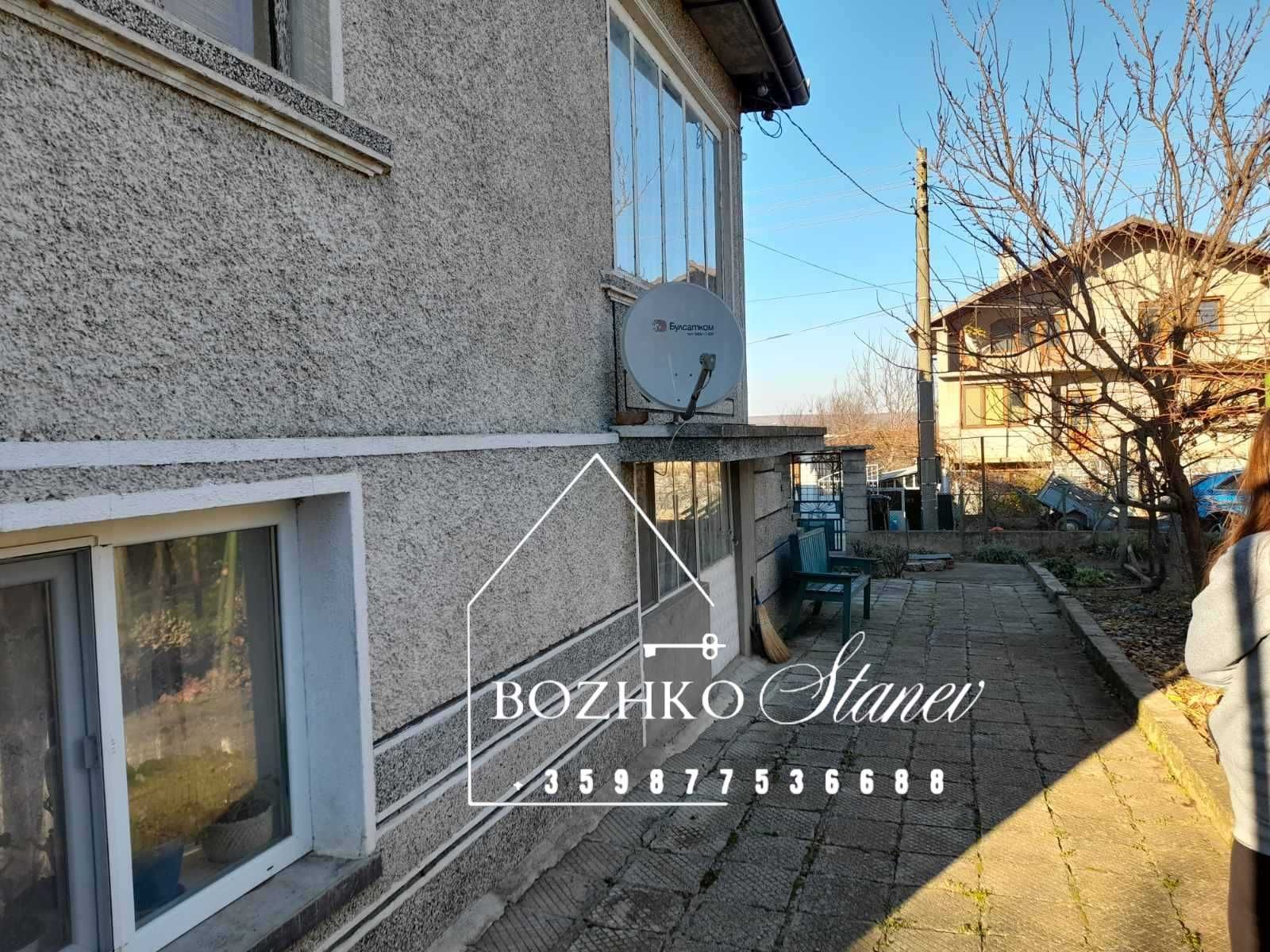 Продава се двуетажна къща