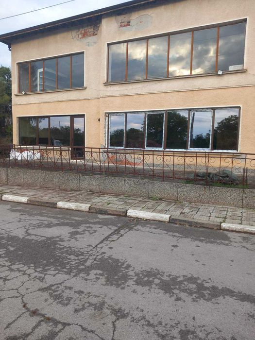 Давам под наем търговско помещение