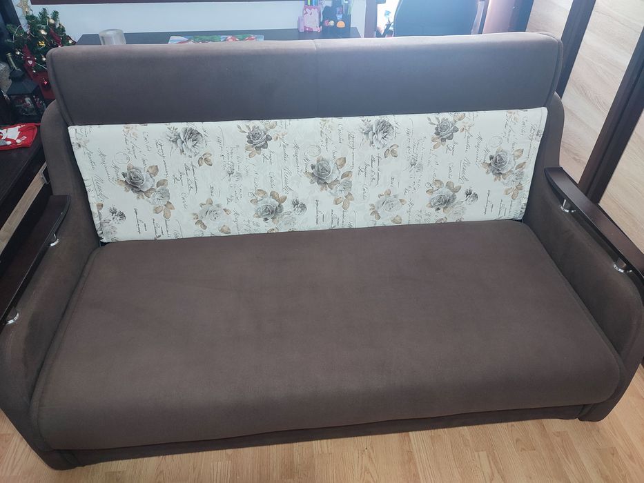 Vând canapea extensibila 3 locuri pe structura metalica