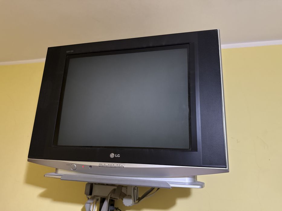 Телевизор модер LG.