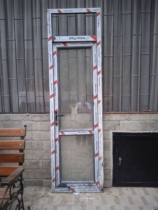 Срочно продам рамы и дверь