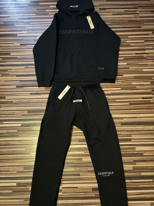 Vand compleu essentials sau separta pentru detali in privat