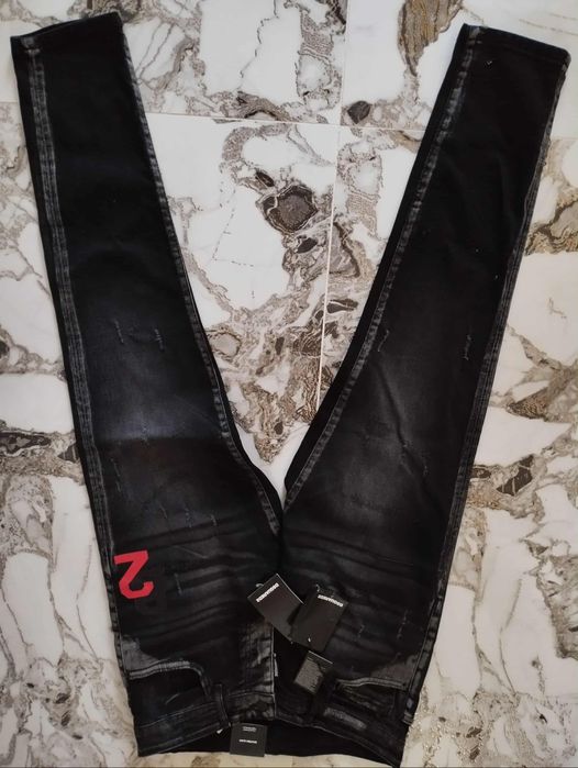 Vând blugi dsquared 2