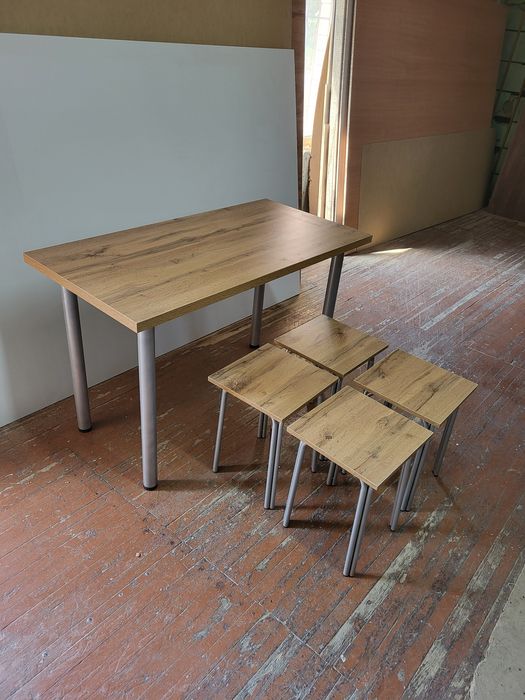 Кухонный стол с табуретками