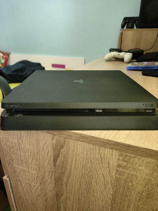 PlayStation 4 - 500 GB. С много игри + Волан + 2 джойстика със станция