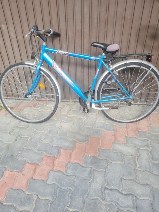 Vand bicicleta cu roti pe 28