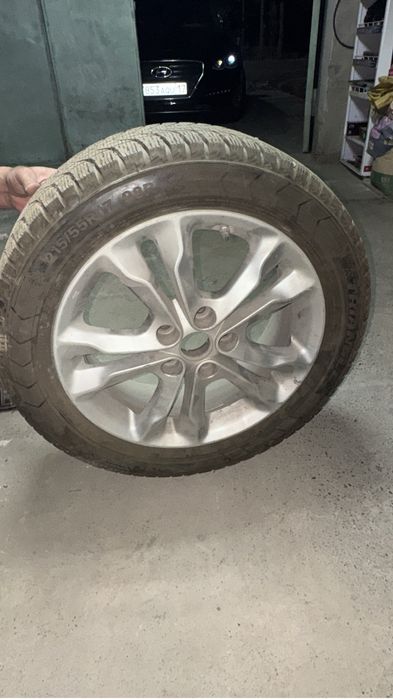 Титановый диска R17 от KIA в средным состоянии имеется датчик давление