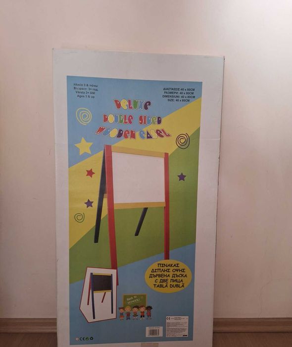 Дъска с 2 лица, за писане с тебешири и маркер. С гъба за изтриване.