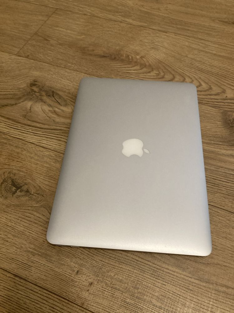 Laptop MacBook Air Early 2015 ; SSD