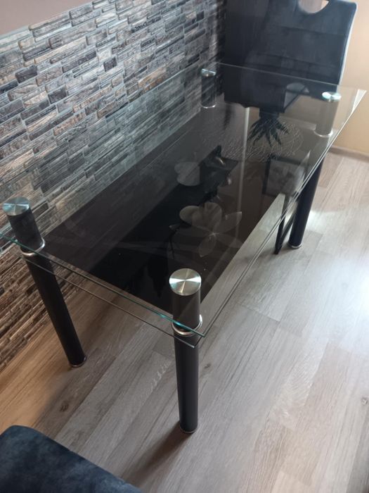 Продавам холна маса